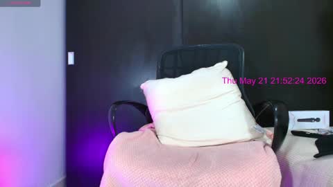 Snapshot of 12_strongcockxx chatting on 05-22-26, 02:51 kim 04suarez online show from 05-22-26, 02:51