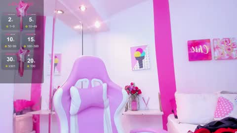 Snapshot of 15_scarlette chatting on 02-25-25, 06:58 Scarlette online show from 02-25-25, 06:58