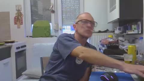 Snapshot of 1973man chatting on 12-18-25, 02:01 1973man online show from 12-18-25, 02:01