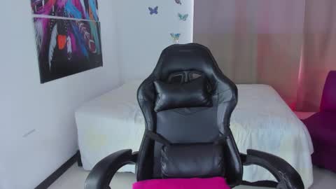 Snapshot of 19vanee chatting on 02-28-26, 04:08 stef read my description online show from 02-28-26, 04:08