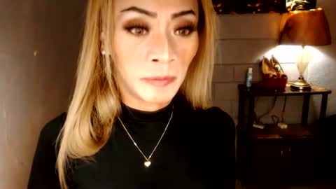 Snapshot of 1bigsurprise4you chatting on 08-04-26, 06:54 angel online show from 08-04-26, 06:54