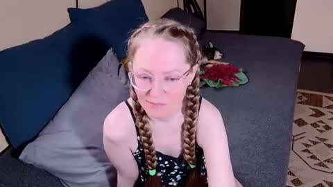 Snapshot of 1goldilocks chatting on 06-17-26, 04:30 online show from 06-17-26, 04:30