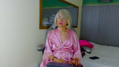 Snapshot of 1miss_monserrate chatting on 06-25-26, 01:48 Miss Monserrate online show from 06-25-26, 01:48