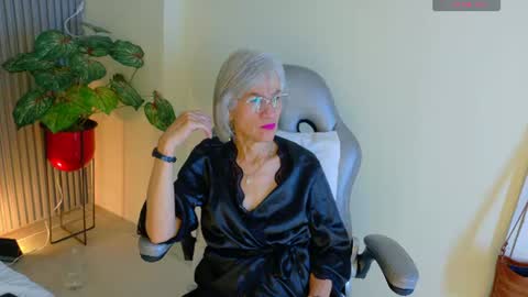 Snapshot of 1miss_monserrate chatting on 07-13-26, 02:31 Miss Monserrate online show from 07-13-26, 02:31