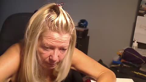 Snapshot of 1xtrahornyone chatting on 12-10-24, 03:22 Susan online show from 12-10-24, 03:22