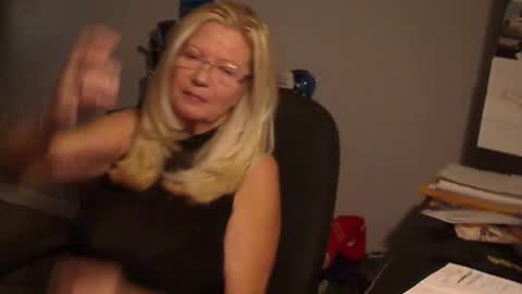 Snapshot of 1xtrahornyone chatting on 12-19-24, 02:01 Susan online show from 12-19-24, 02:01