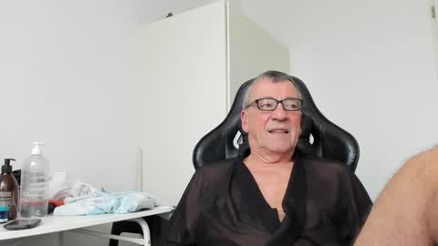 Henk online show from 01-17-25, 01:46