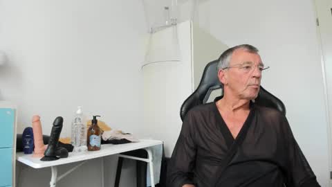 Henk online show from 09-28-25, 03:17