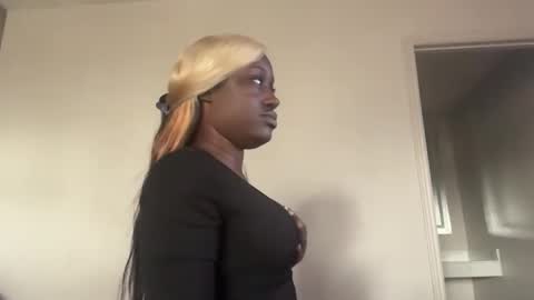 GamerBaddieLux online show from 11-05-25, 08:42