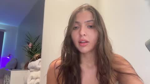 Snapshot of 3hole chatting on 05-19-26, 08:15 Venus Raee online show from 05-19-26, 08:15