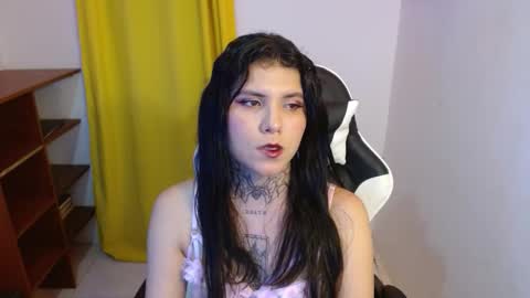 Snapshot of 3rika_gomez chatting on 10-31-25, 10:44 erika online show from 10-31-25, 10:44