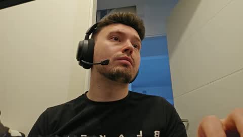 8inchdude93 online show from 10-01-25, 09:26