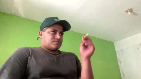 Snapshot of 9vinhocamshow chatting on 12-18-25, 11:05 9vinhocamshow online show from 12-18-25, 11:05