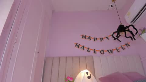 Snapshot of _aleja_x chatting on 10-31-25, 12:28 _aleja_x online show from 10-31-25, 12:28