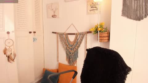 Ana Ruiz online show from 11-18-25, 09:19