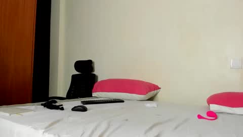 Ariah independent model online show from 09-16-25, 03:40