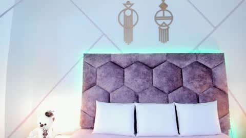 _aurora_collins_ online show from 11-22-25, 12:26