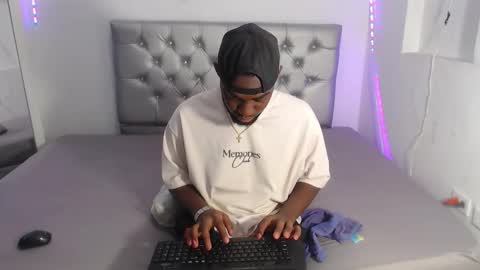 Snapshot of _black_stallion chatting on 11-11-25, 06:41 Andrew online show from 11-11-25, 06:41