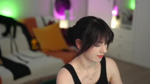 Snapshot of _blackbee_ chatting on 10-12-25, 12:04 Lili online show from 10-12-25, 12:04