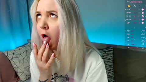 Snapshot of _blonde_barbie_ chatting on 01-29-25, 08:35 Elizabeth online show from 01-29-25, 08:35