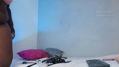 Snapshot of _carolinagomez chatting on 10-01-25, 06:36 Caro. online show from 10-01-25, 06:36