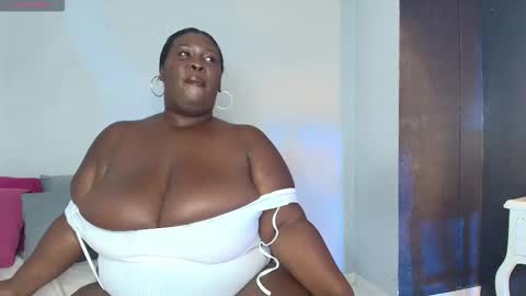 Snapshot of _carolinagomez chatting on 10-15-25, 07:03 Caro. online show from 10-15-25, 07:03