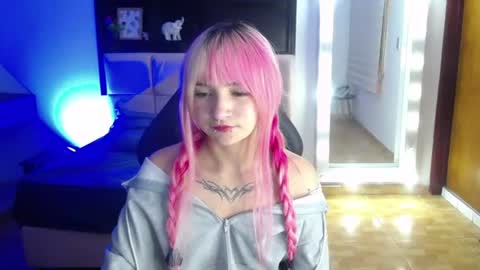 Snapshot of _charlotte_collins_ chatting on 06-17-26, 03:46 _charlotte_collins_ online show from 06-17-26, 03:46