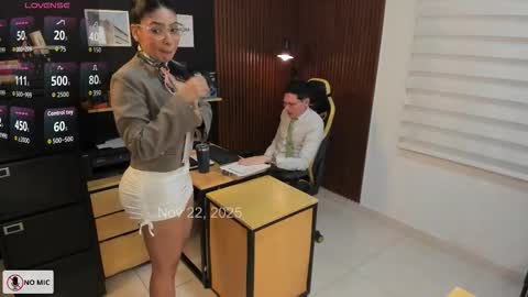 Snapshot of _danyland_ chatting on 11-23-25, 12:43 WELCOME TO THE OFFICE online show from 11-23-25, 12:43