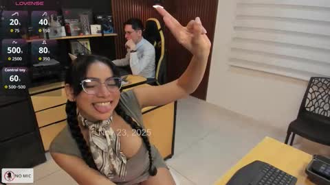 Snapshot of _danyland_ chatting on 11-23-25, 10:42 WELCOME TO THE OFFICE online show from 11-23-25, 10:42