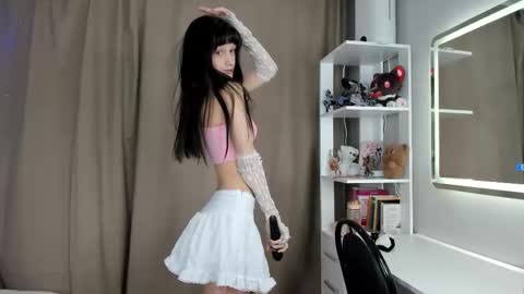 Snapshot of _darknessqueen_ chatting on 11-23-25, 01:22 Emilia online show from 11-23-25, 01:22