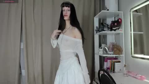 Snapshot of _darknessqueen_ chatting on 12-04-25, 11:30 Emilia online show from 12-04-25, 11:30