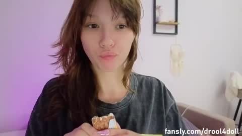 Snapshot of _demi_dee_ chatting on 05-28-26, 07:11 DemiDee online show from 05-28-26, 07:11