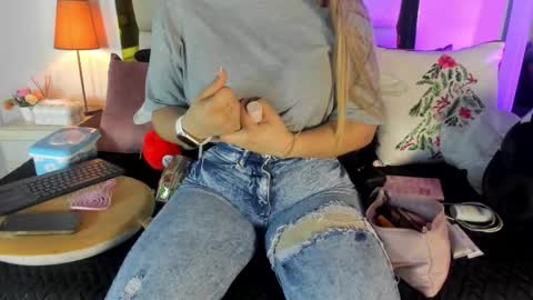 Isabella online show from 12-22-25, 12:02