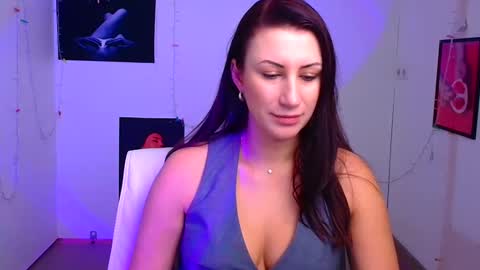 Snapshot of _emma_lay chatting on 12-20-24, 12:49 Emma online show from 12-20-24, 12:49