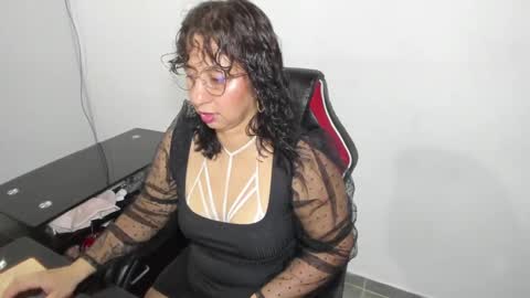 Snapshot of _emma_loyd_ chatting on 09-28-25, 01:00 Emma online show from 09-28-25, 01:00