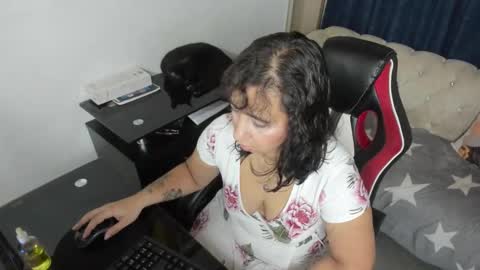 Snapshot of _emma_loyd_ chatting on 10-14-25, 11:27 Emma online show from 10-14-25, 11:27