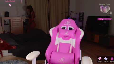 Snapshot of _enternity_ chatting on 11-19-25, 12:27 Mia online show from 11-19-25, 12:27