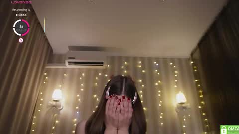 Snapshot of _eva_lee chatting on 12-05-25, 05:20 Alice online show from 12-05-25, 05:20