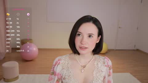 Snapshot of _female_essence_ chatting on 09-18-25, 03:25 Essie online show from 09-18-25, 03:25