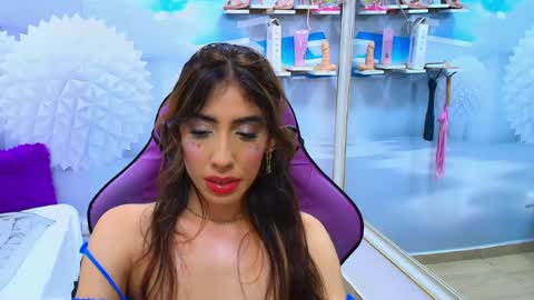 Snapshot of _gold_strawberry_ chatting on 06-17-26, 11:23 _gold_strawberry_ online show from 06-17-26, 11:23