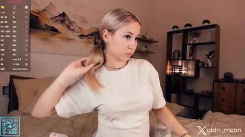 Snapshot of _golden_moon_ chatting on 10-18-25, 08:09 Rina online show from 10-18-25, 08:09