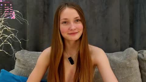 Snapshot of _green_green_ chatting on 02-19-25, 01:29 Milly online show from 02-19-25, 01:29