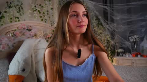 Snapshot of _green_green_ chatting on 10-31-25, 02:23 Milly online show from 10-31-25, 02:23