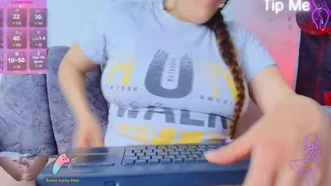 Snapshot of _honey1_ chatting on 10-22-25, 02:28 Honey online show from 10-22-25, 02:28