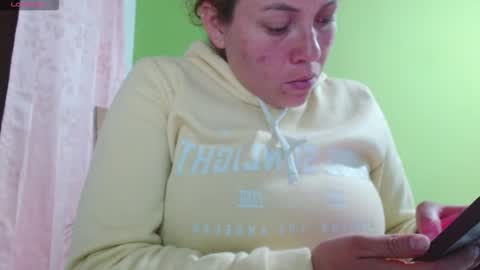 Snapshot of _honey1_ chatting on 02-11-26, 01:21 Honey online show from 02-11-26, 01:21