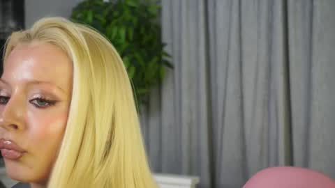 Snapshot of _honeymoney chatting on 02-26-26, 08:13 Lana online show from 02-26-26, 08:13