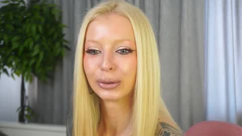 Snapshot of _honeymoney chatting on 03-04-26, 08:09 Lana online show from 03-04-26, 08:09