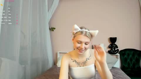 Snapshot of _innocent_soul_ chatting on 11-22-25, 09:19 Daisy online show from 11-22-25, 09:19