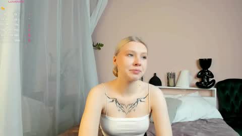 Snapshot of _innocent_soul_ chatting on 11-23-25, 09:42 Daisy online show from 11-23-25, 09:42