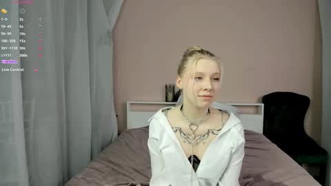 Snapshot of _innocent_soul_ chatting on 12-18-25, 07:03 Daisy online show from 12-18-25, 07:03